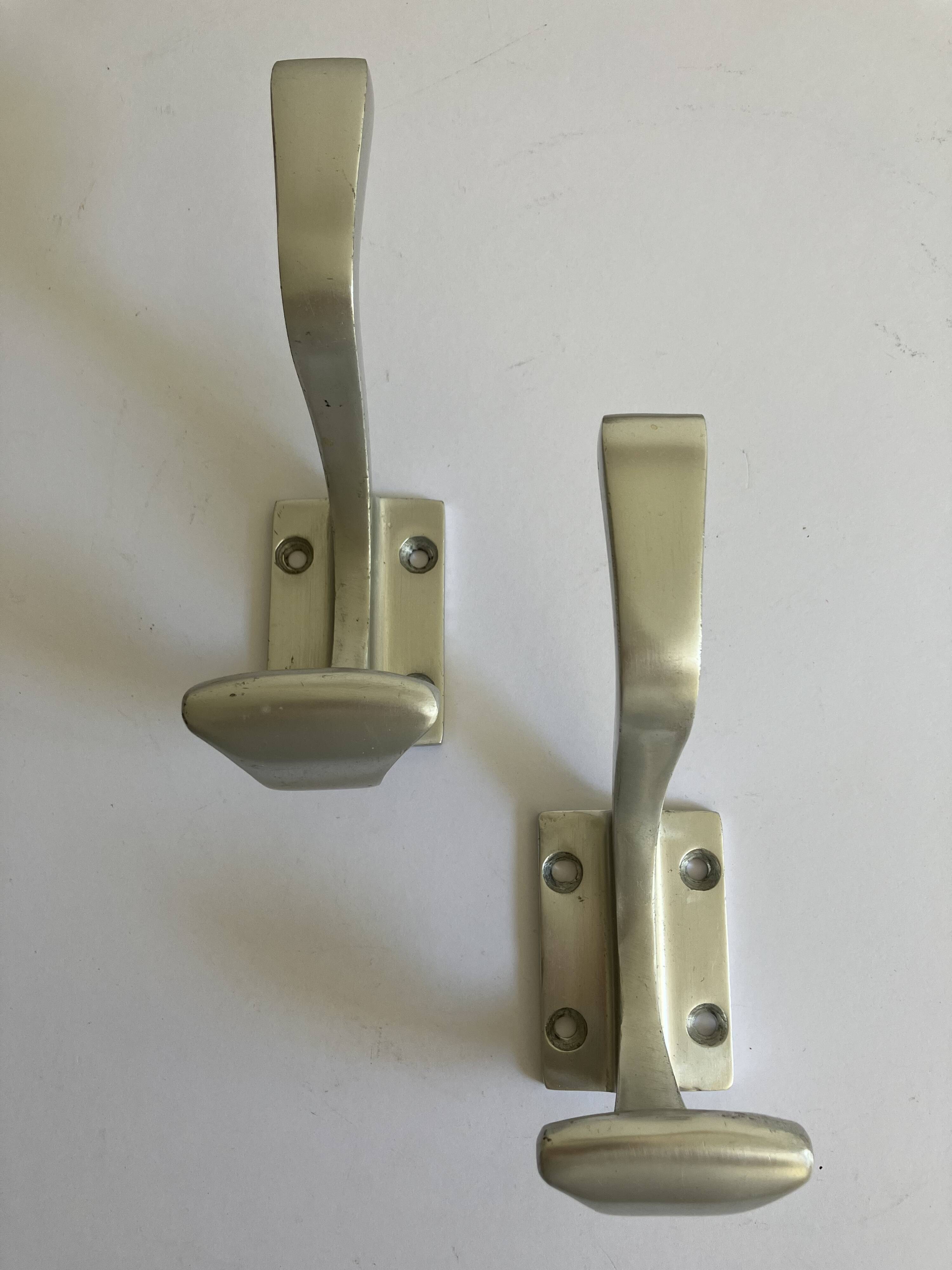 Paire de patères, fonte d'aluminium