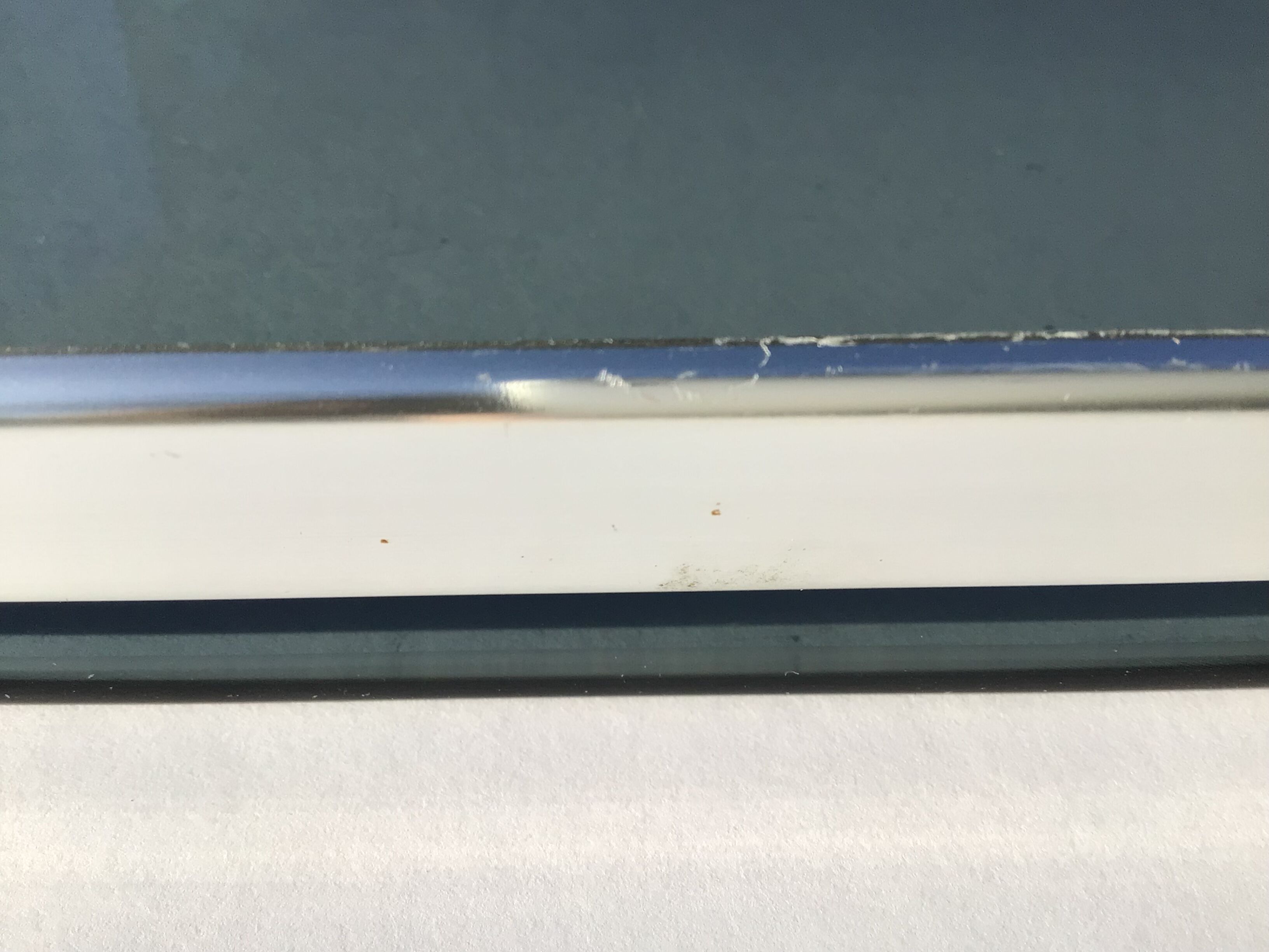 Plateau moderniste aluminium et verre fumé gris