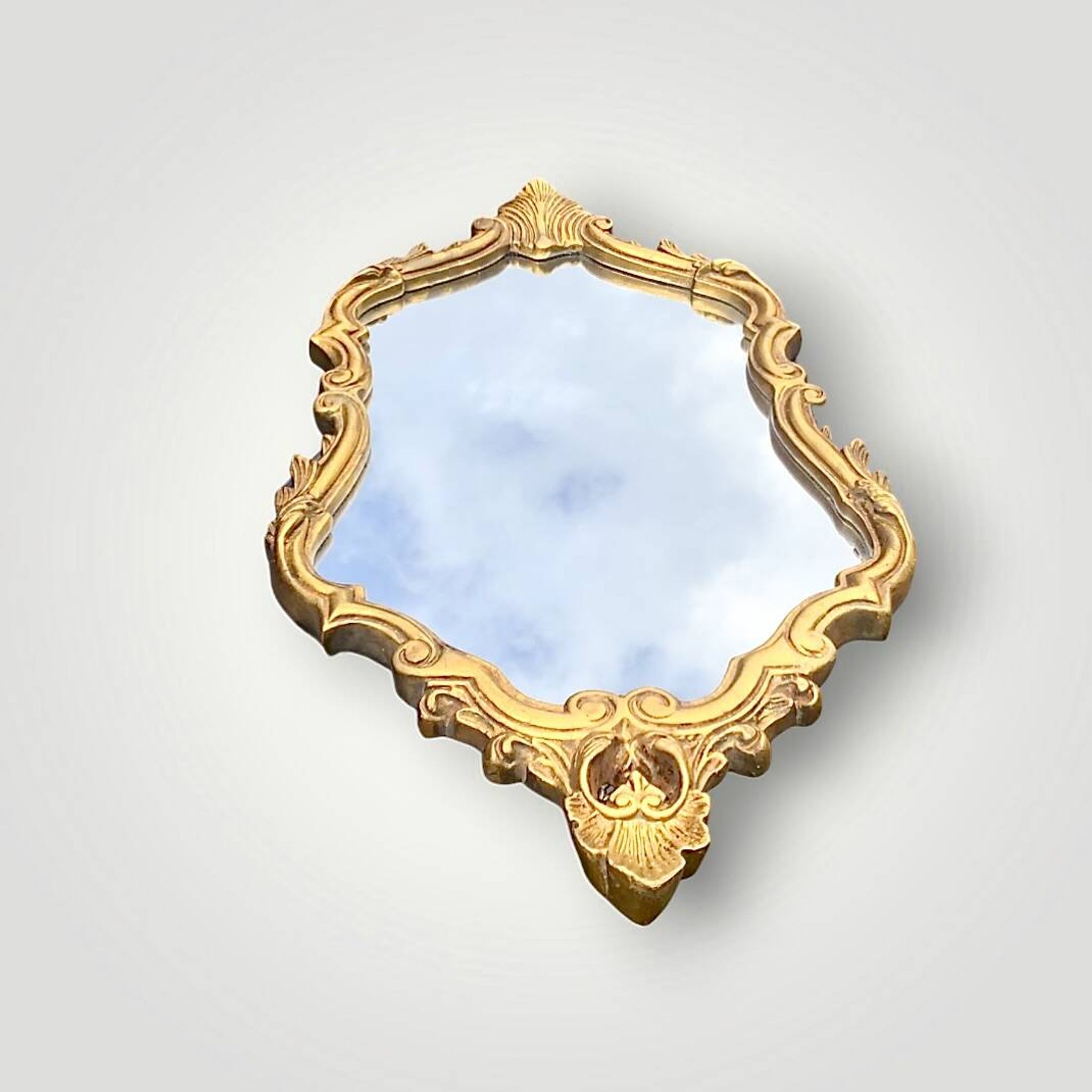 Miroir style Rocaille en plâtre doré, vers 1950