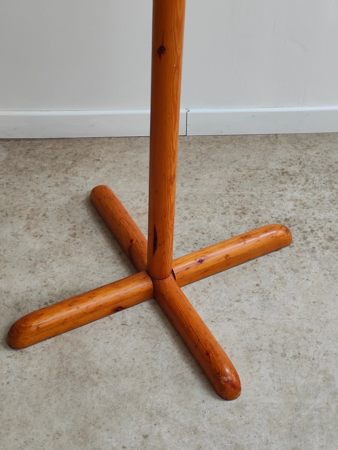 Reiner Daumiller solid pine coat rack