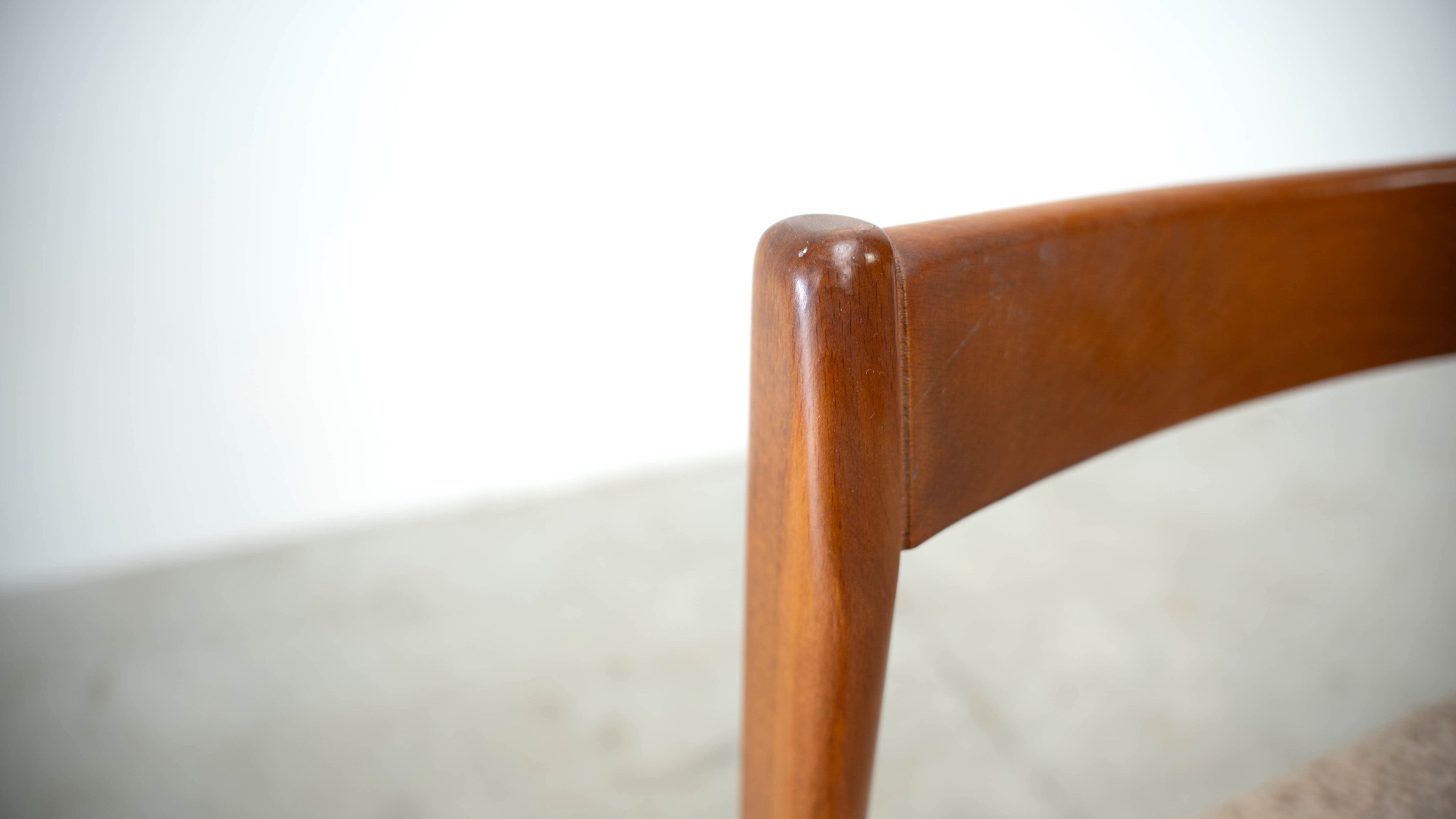 Set of six elegant Italian dining chairs