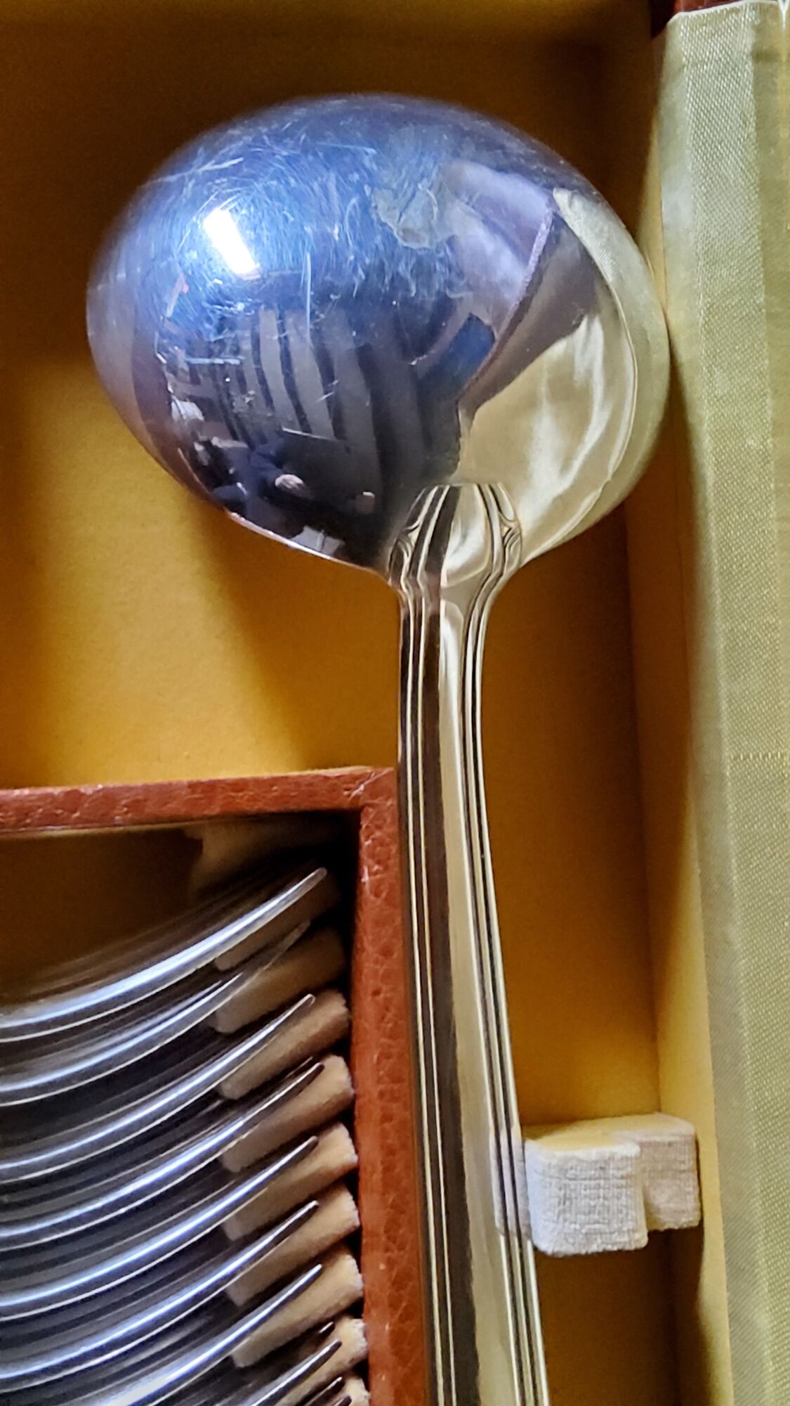 Silver metal housewife model of the 50s in her box