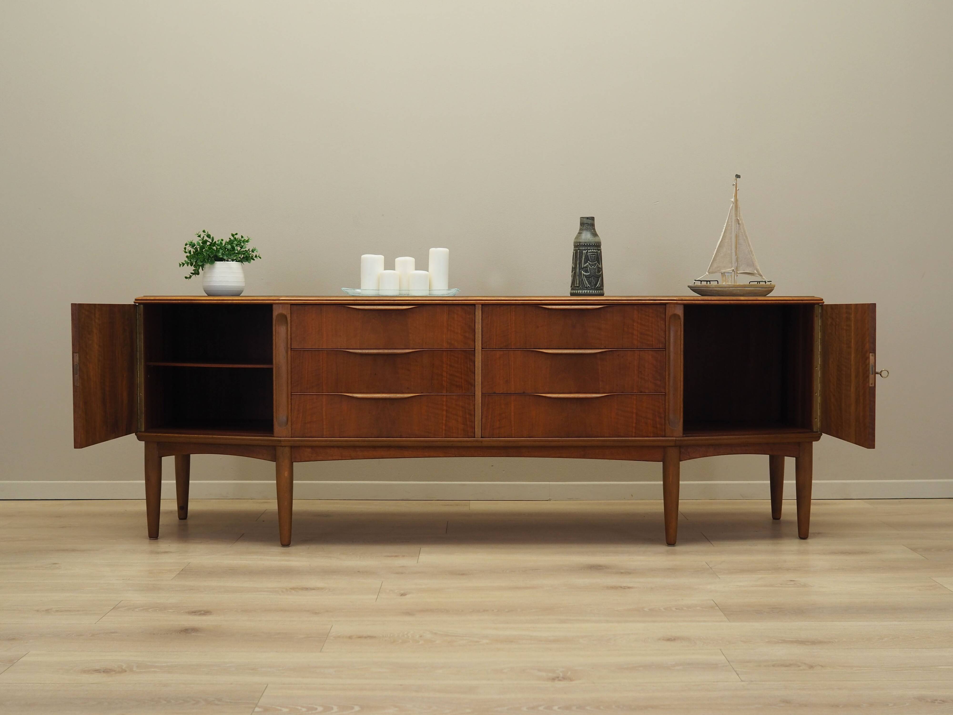 Buffet en noyer, design danois, années 1960, production : Danemark