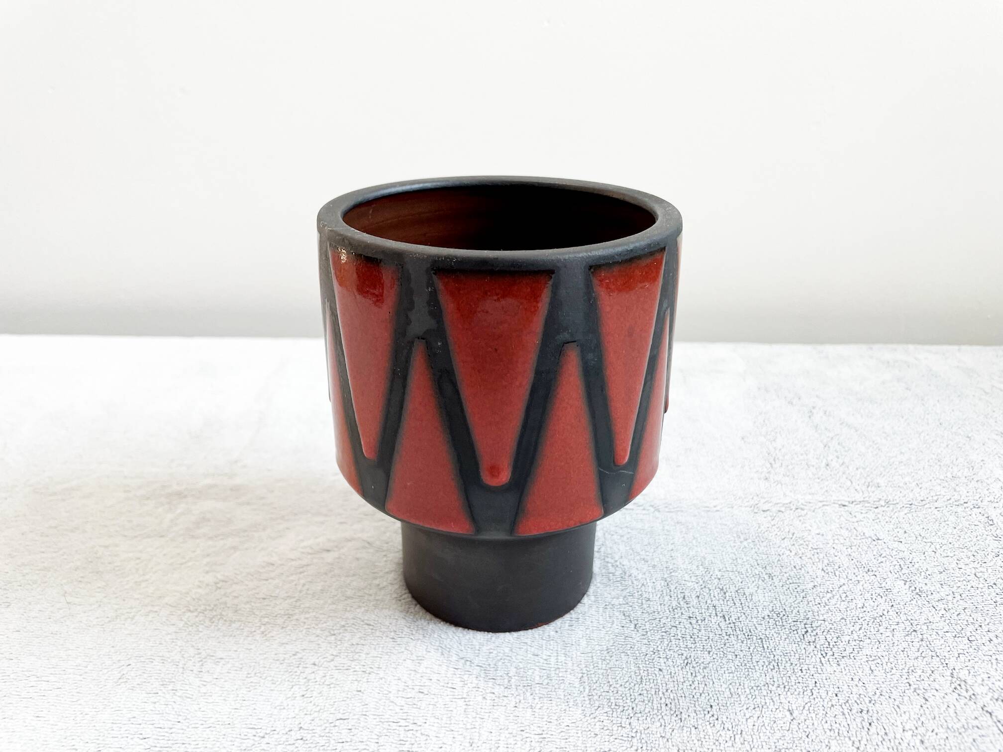 Wendelin Stahl 655-20 Red Brown Vase with Zig Zag Motif, German Studio Pottery with Red Triangles