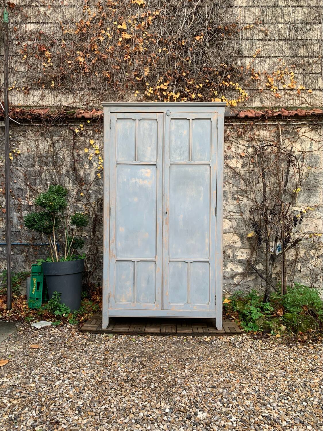 Armoire parisienne ancienne Luterma patine grise bleutée