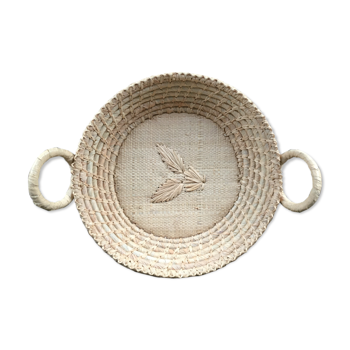 Straw basket leaf decoration