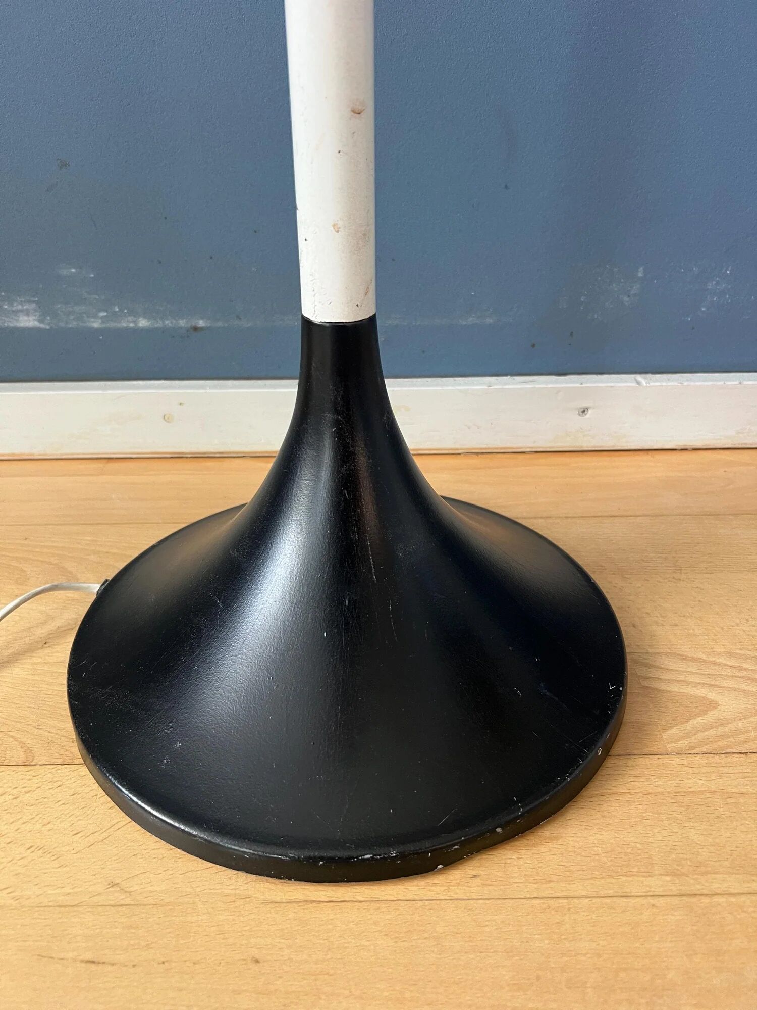 Lampadaire blanc vintage du milieu du siècle de style Guzzini de l'ère spatiale