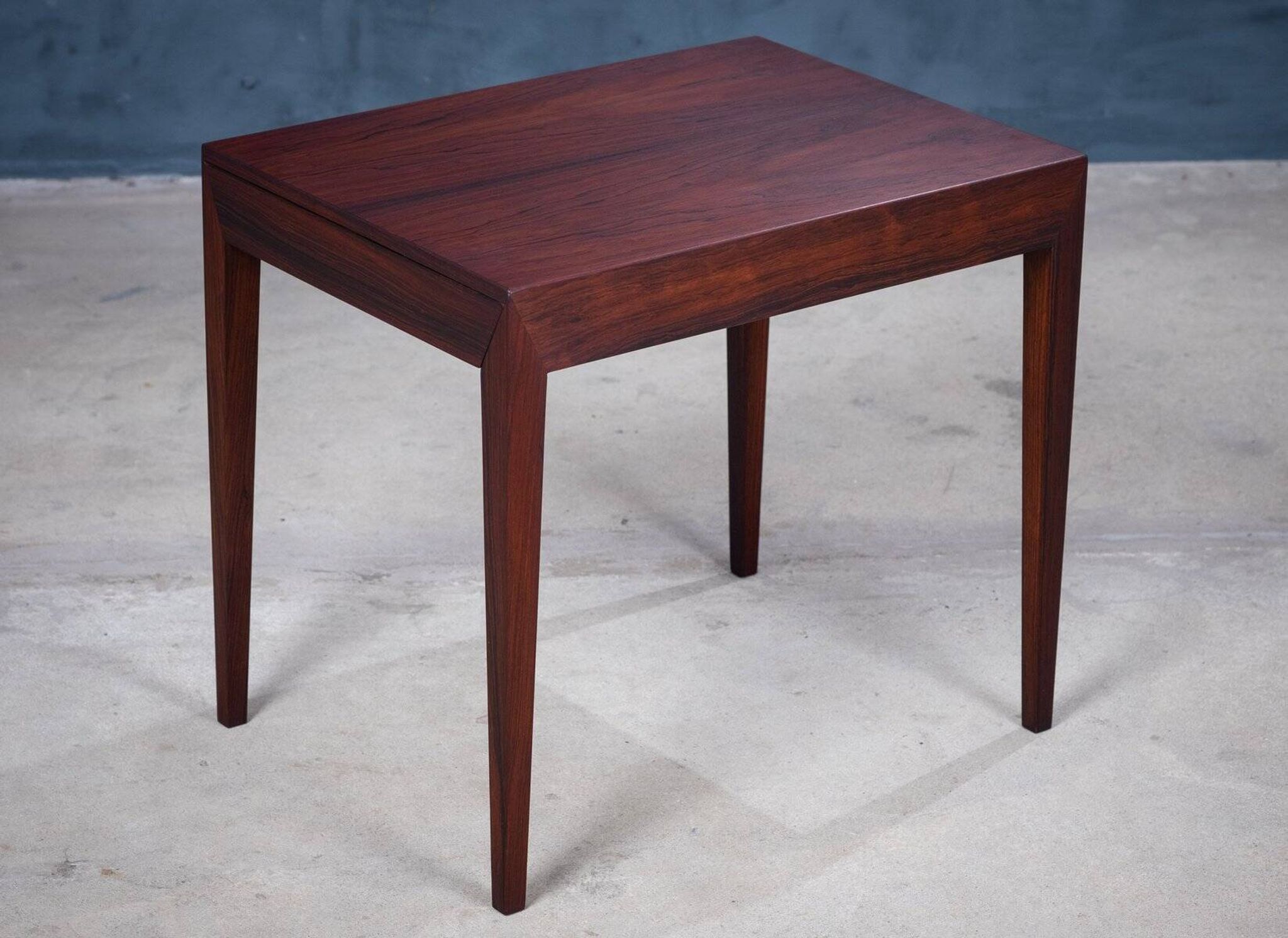 Table d'appoint avec tiroir en palissandre par Severin Hansen pour Haslev Møbelsnedkeri, années 1950.