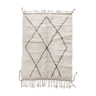 Tapis berbère marocain Beni ouarain écru à losanges noirs 162x108cm