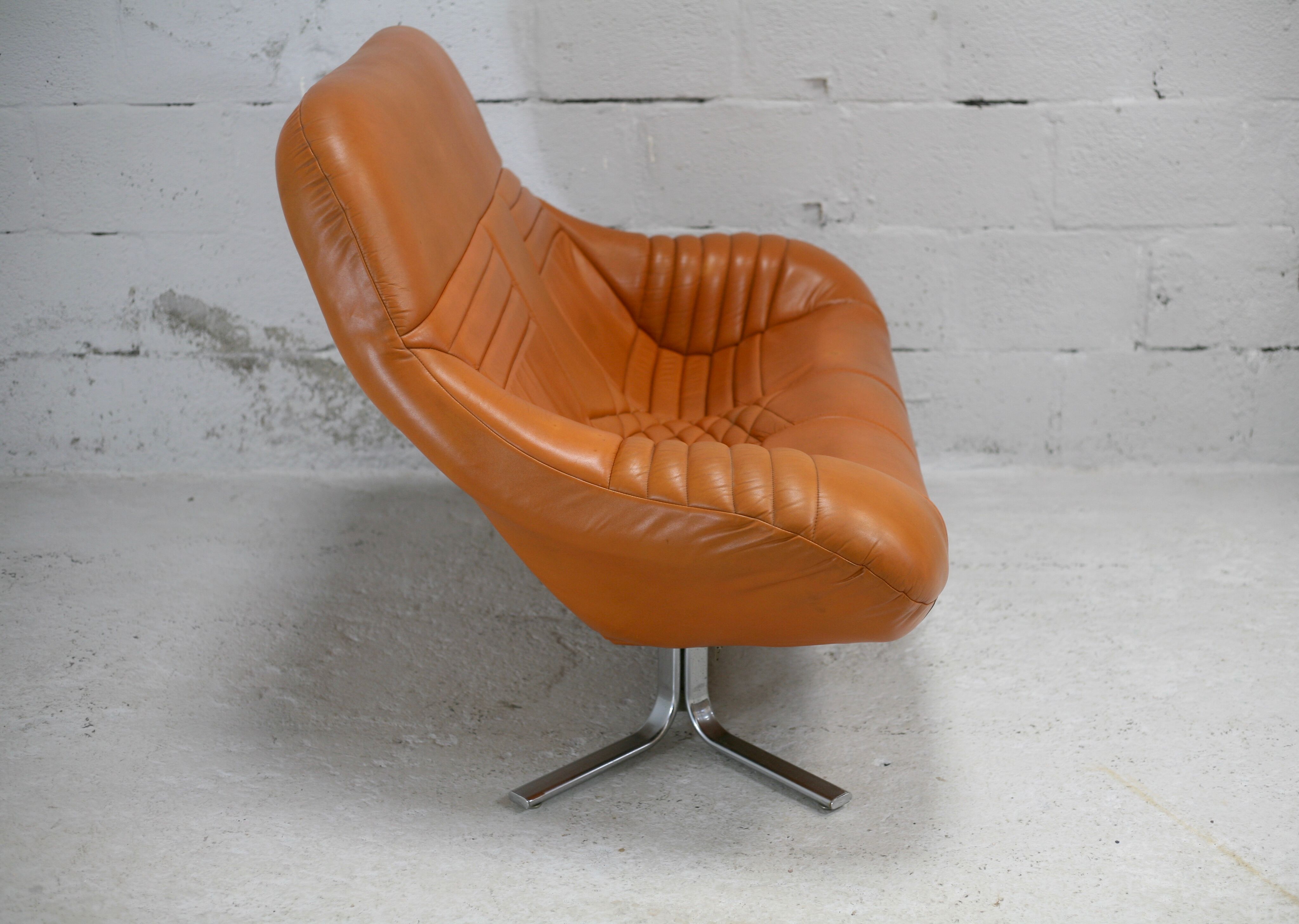 Sofa "space age". Leather, fiberglass, foam, steel. Circa 1970. Orange.