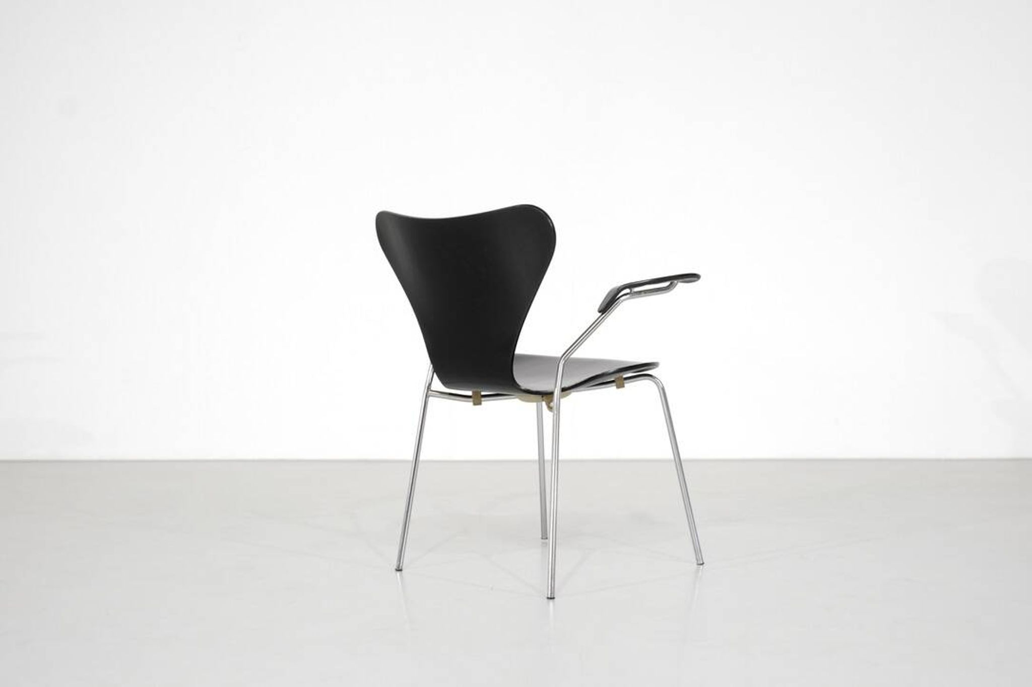 Chaise modèle " 3207 " par Arne Jacobsen pour Fritz Hansen, Danemark.