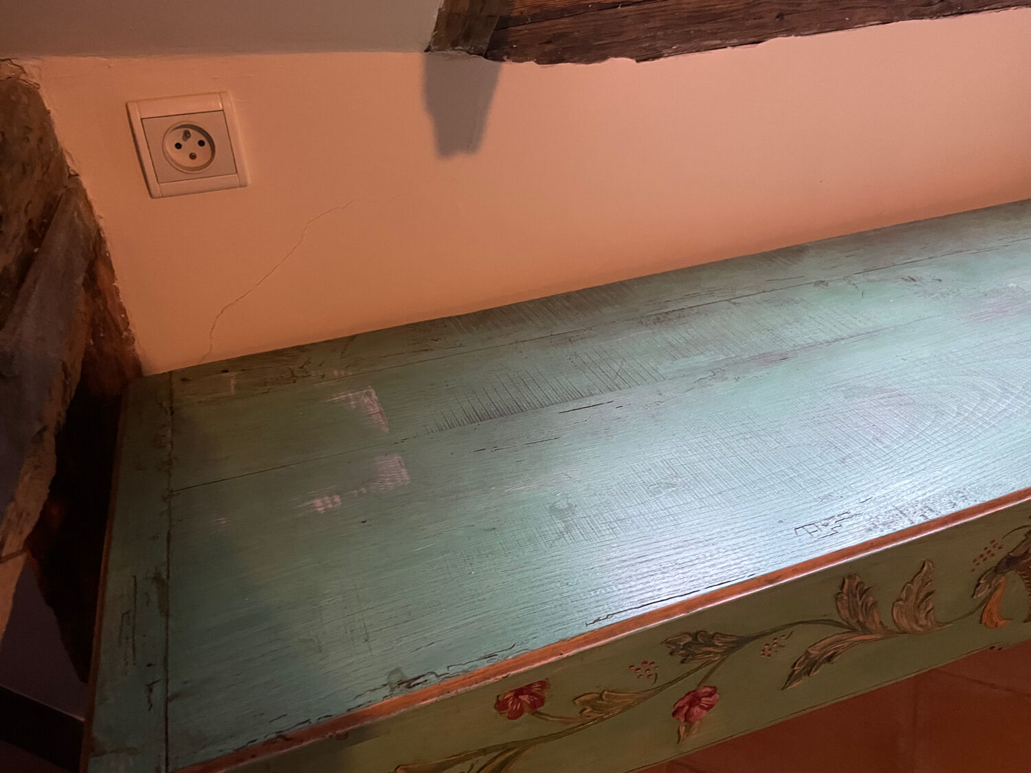 Console ancienne en bois vert et motifs floraux