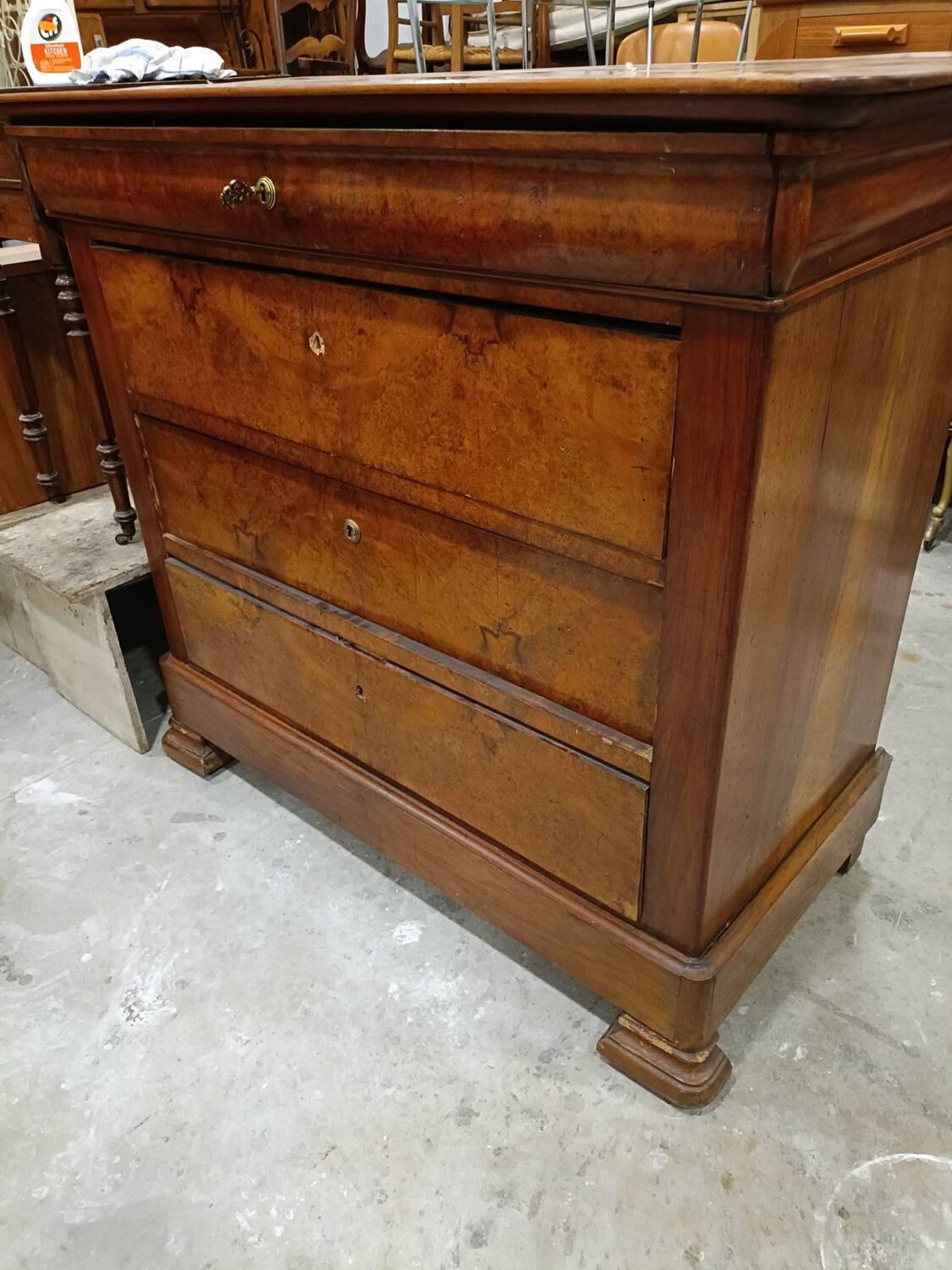 Louis Philippe commode from the mid-19th century, walnut.