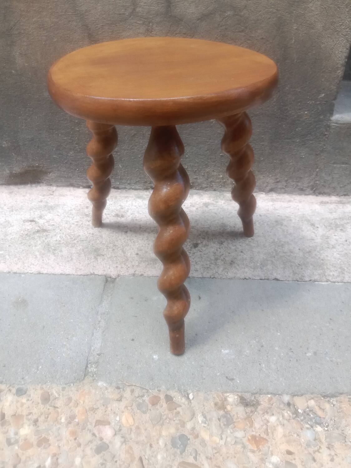 Tabouret tripode bois tourné