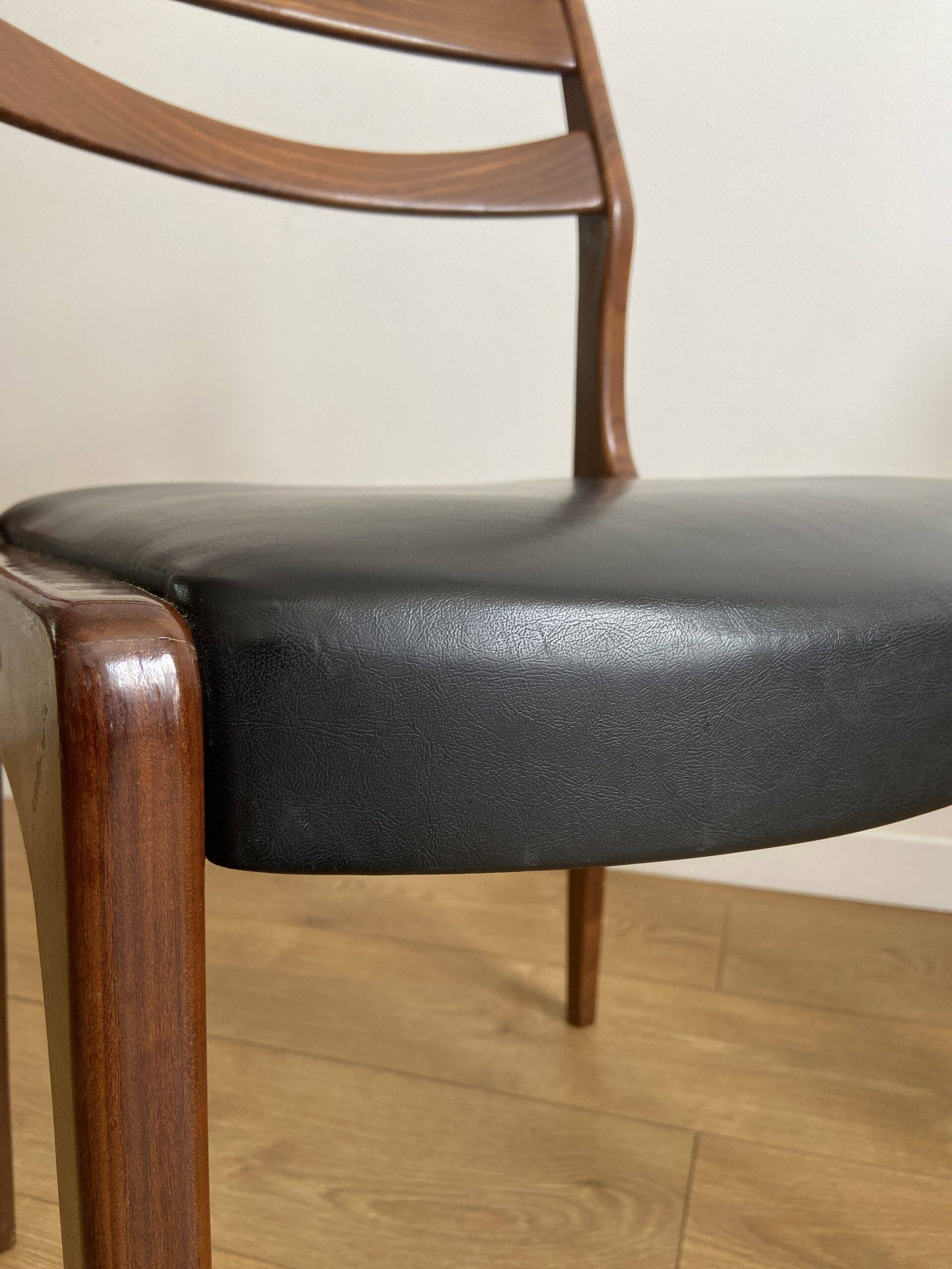 Chaise vintage bois et skaï noir
