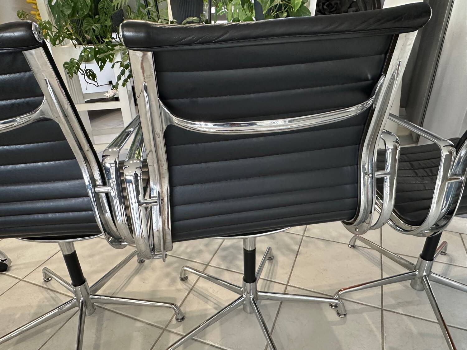 Ensemble de 4 Fauteuils cuir Charles & Ray Eames 1980