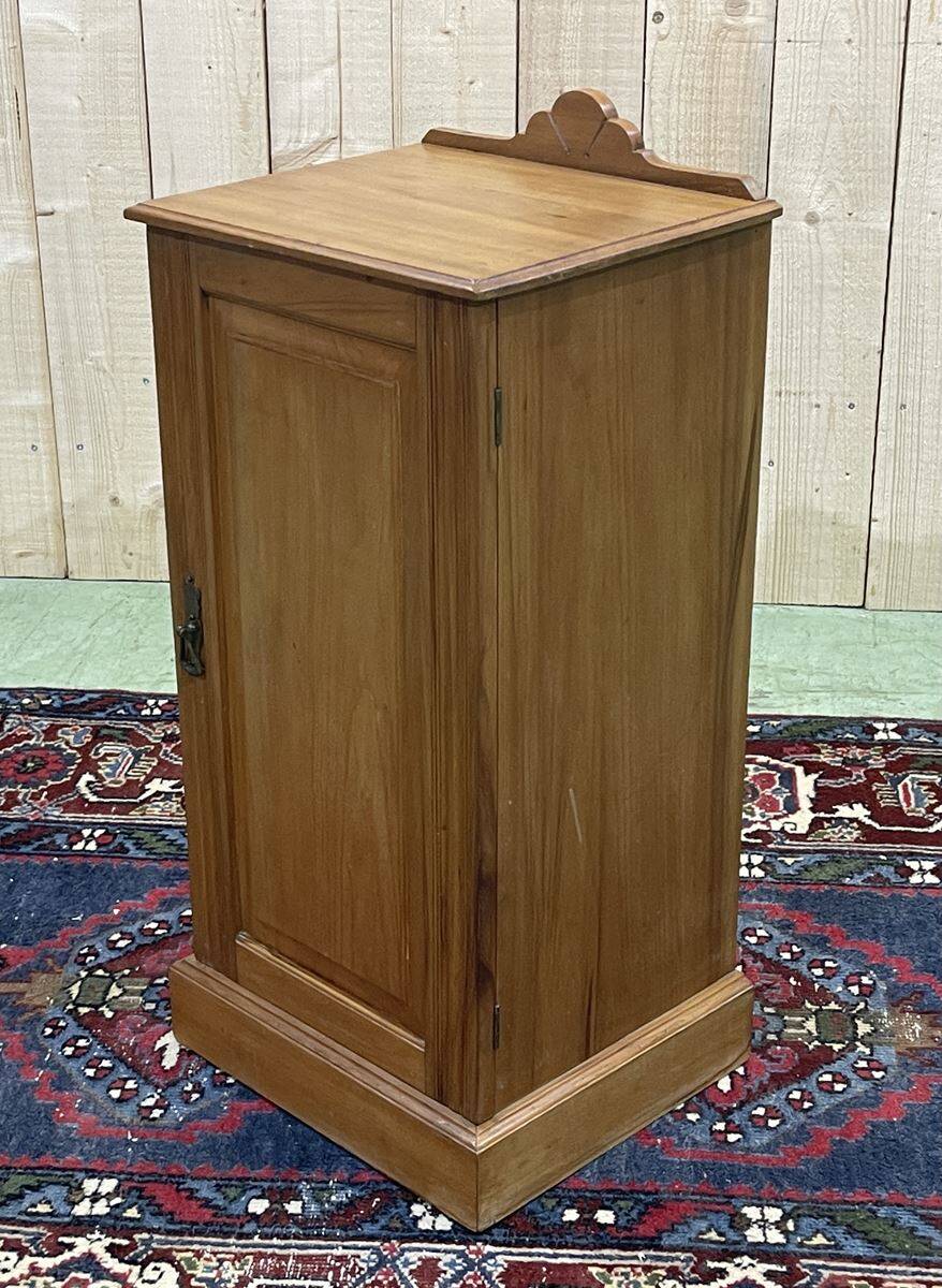 English bedside table in satin wood from the 1930s.