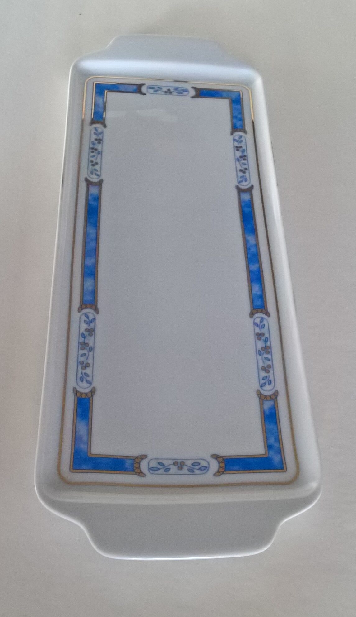 Porcelain cake dish