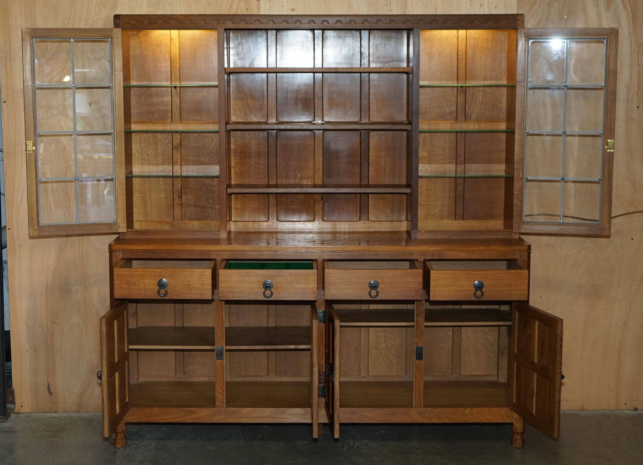 Buffet vitrine vintage Robert Mouseman Thompson en chêne avec étagères et éclairage