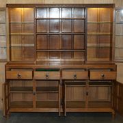 Buffet vitrine vintage Robert Mouseman Thompson en chêne avec étagères et éclairage