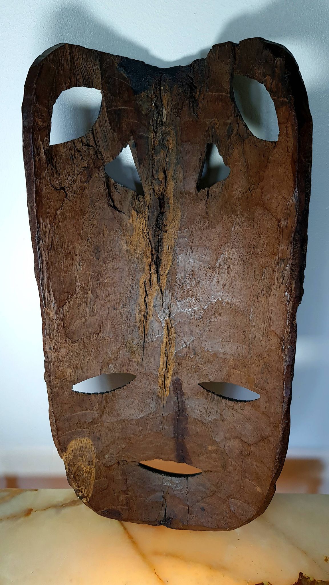 Visage énigmatique d'Afrique sculpté en bois d'ébène