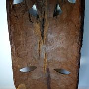 Visage énigmatique d'Afrique sculpté en bois d'ébène