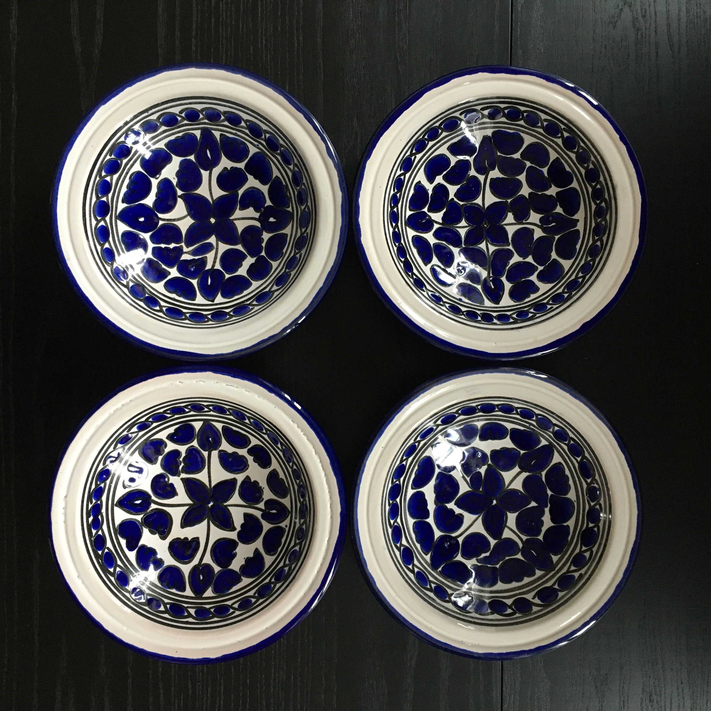Lot 4 assiettes décor floral bleu