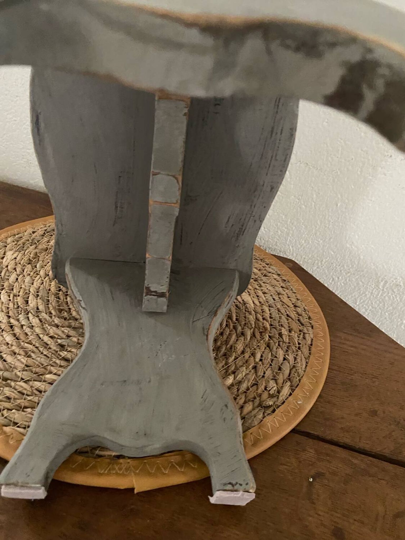 Small footrest bench in solid wood with a slate grey patina.