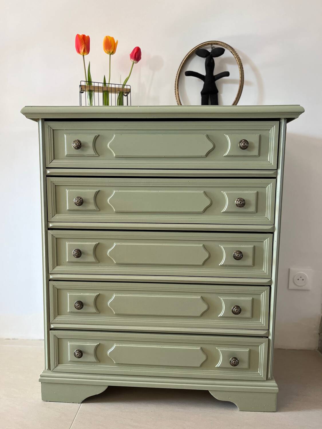 Refurbished antique chest of drawers with 5 drawers