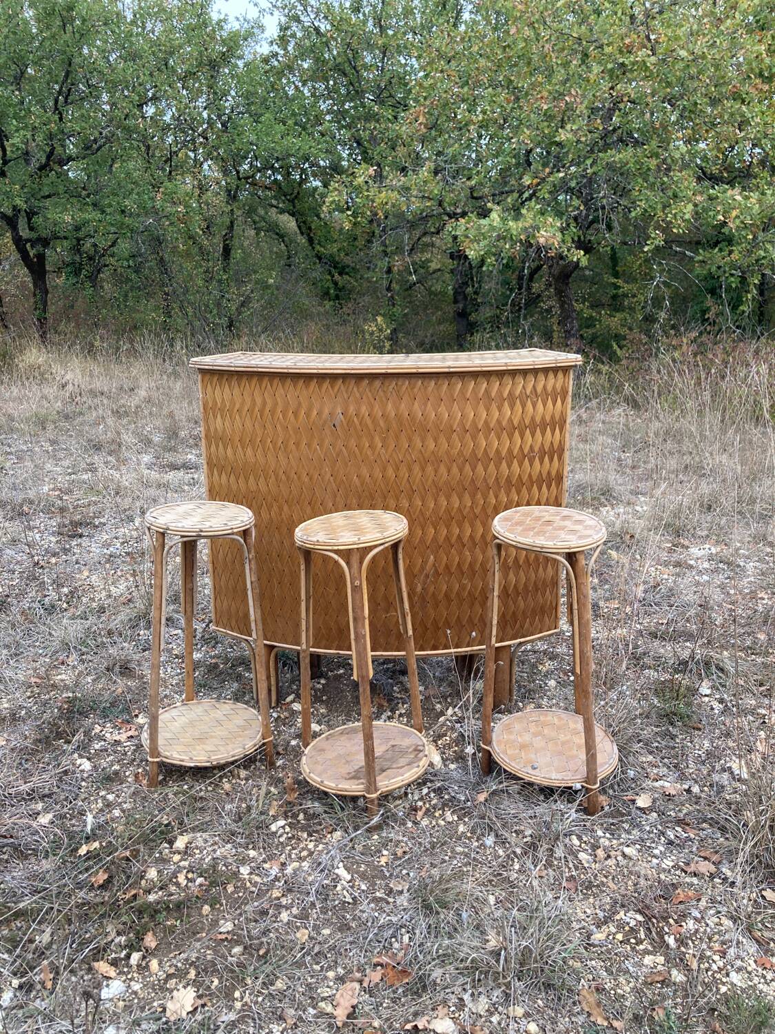 Bar et tabourets en rotin et châtaignier