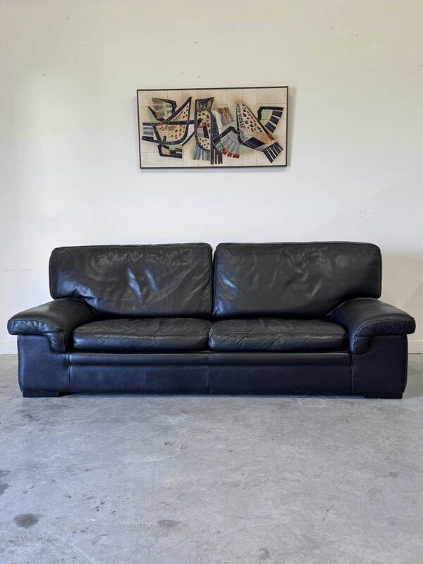 Canapé vintage Roche Bobois – modèle Soleil Noir – cuir noir patiné – 3 places