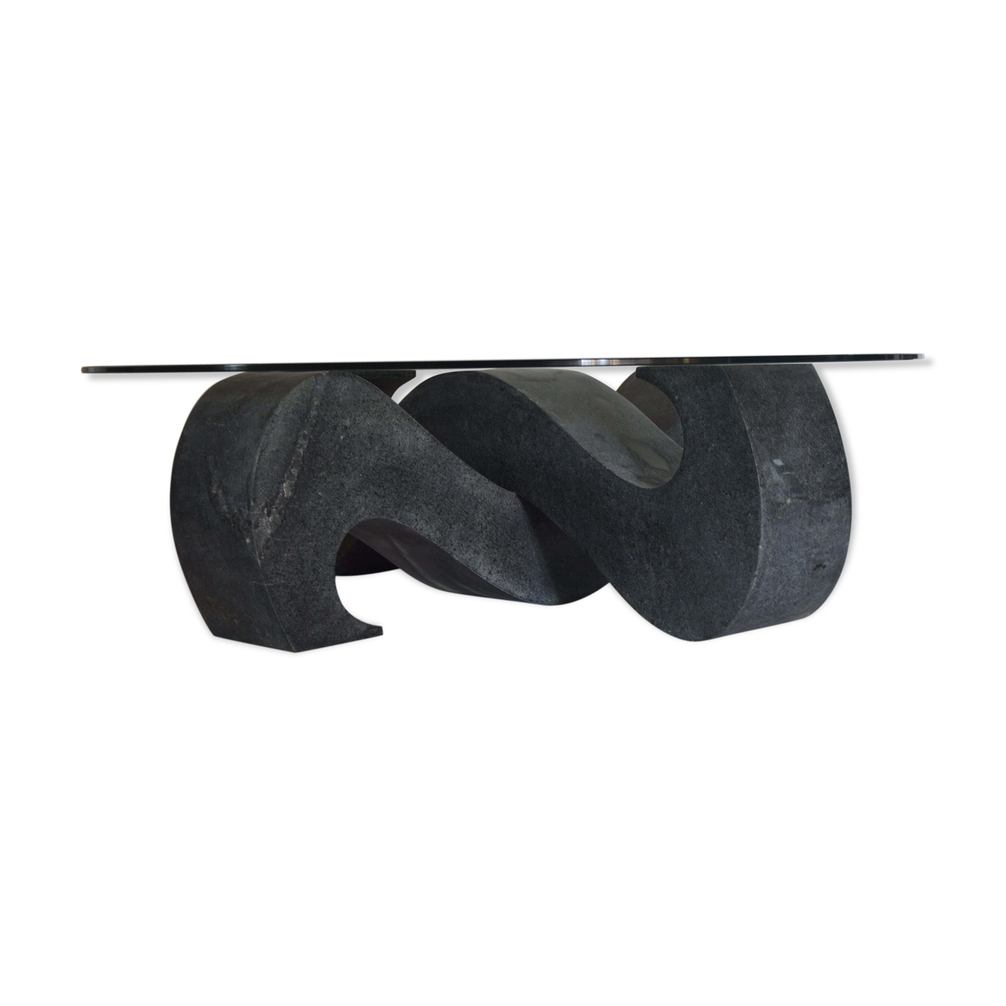 Table basse "entrelacs" en granit noir de Madagascar