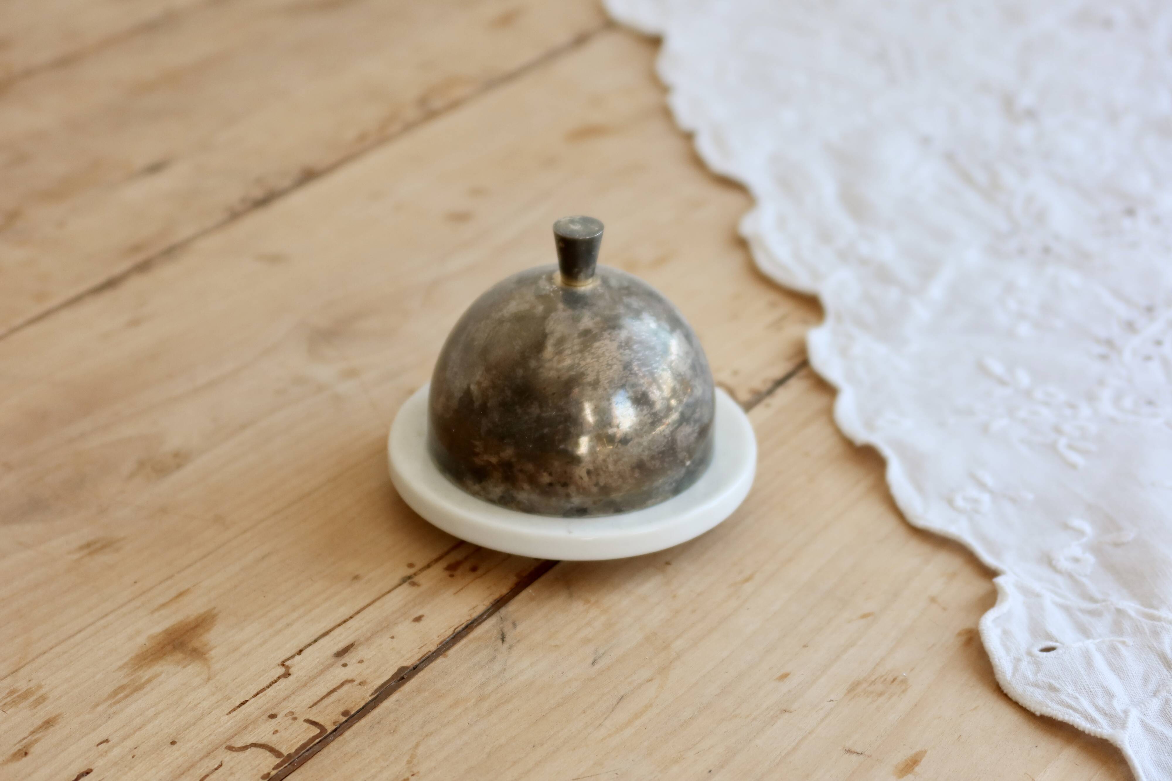Petit beurrier cloche vintage porcelaine blanche et métal argenté patiné