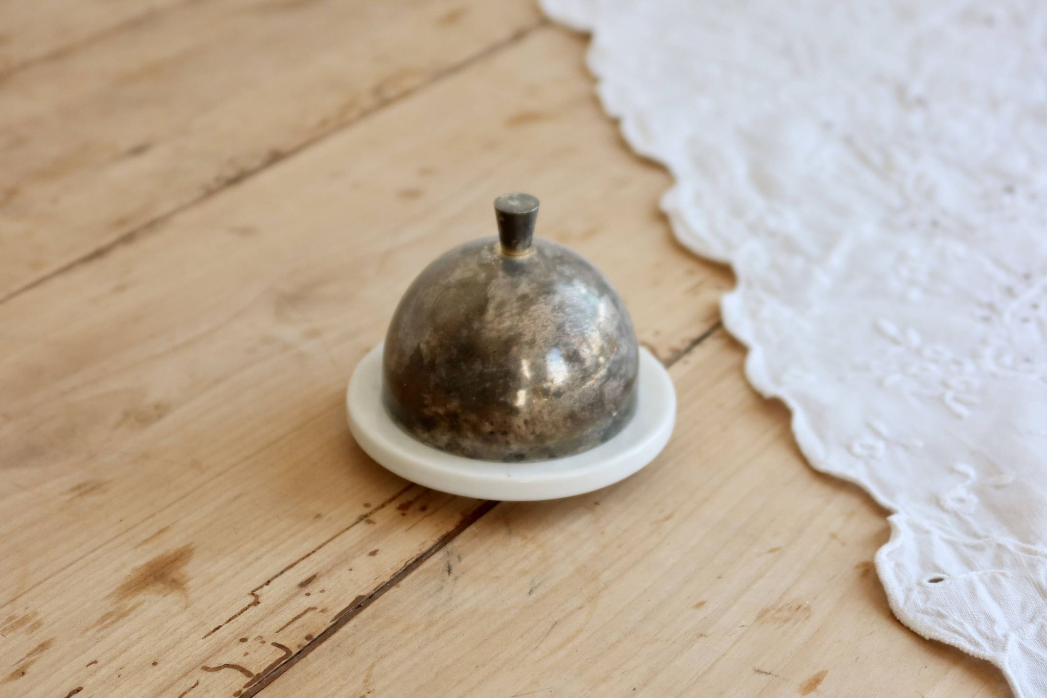 Small butter dish with a vintage cloche in white porcelain and patinated silver-plated metal.