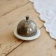 Petit beurrier cloche vintage porcelaine blanche et métal argenté patiné