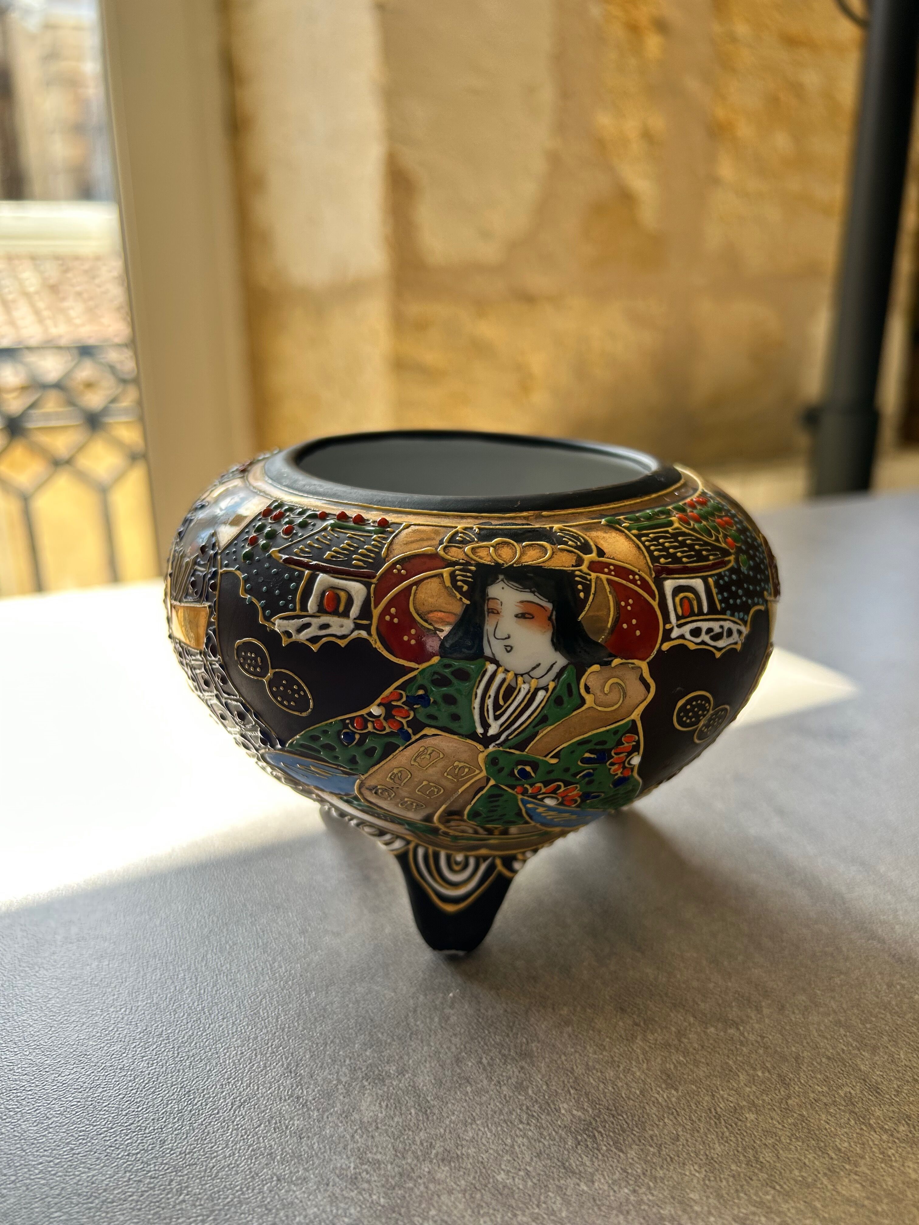 Empty pocket, burns Japanese incense Satsuma