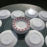 14 assiettes plates de chez badonvillier à damier bordeaux