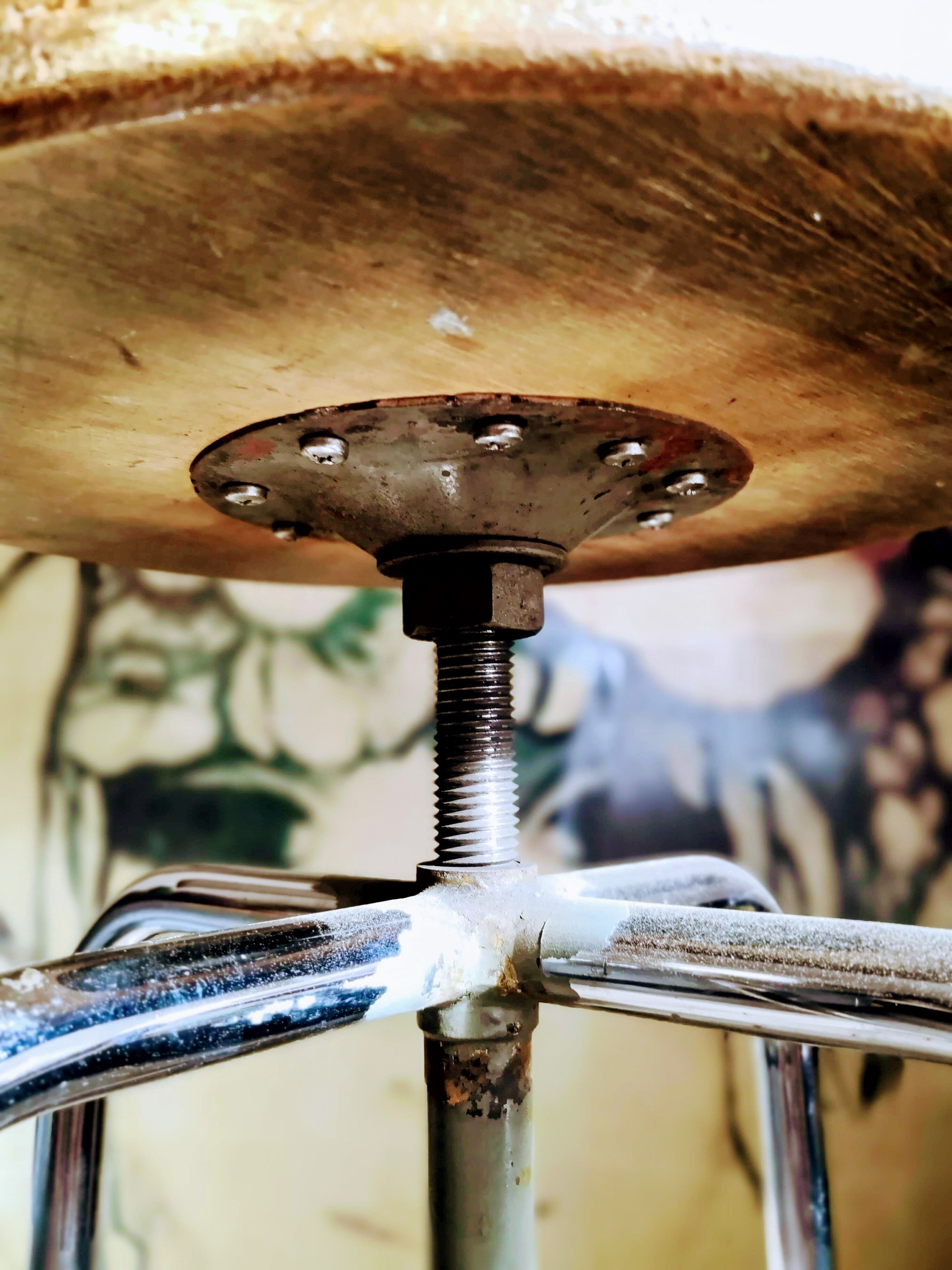 Industrial stool with screw