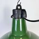 Lampe à suspension industrielle en émail vert, années 1960