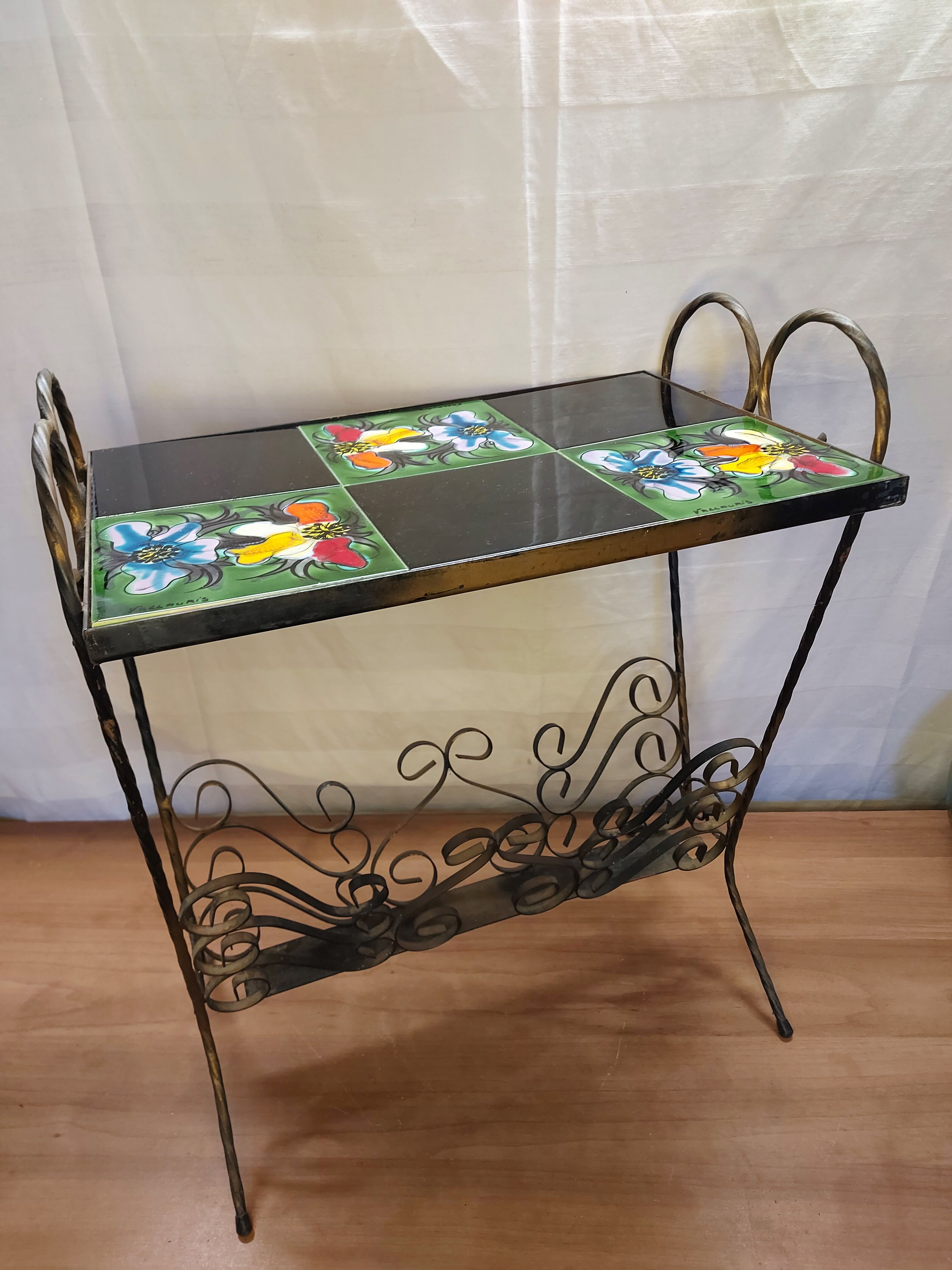 Vallauris side table with magazine rack