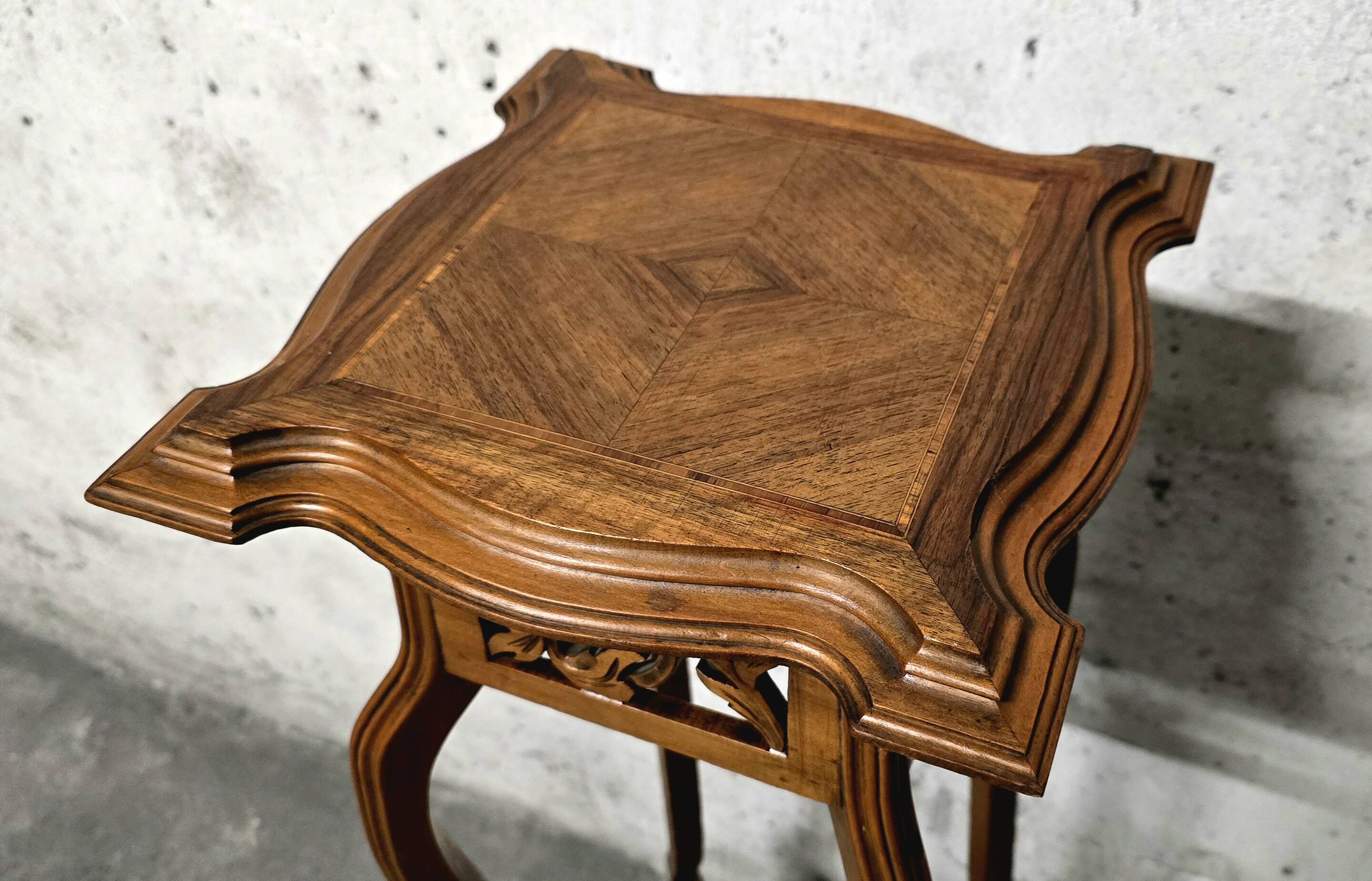 Art Nouveau High Walnut Stand - Jugendstil