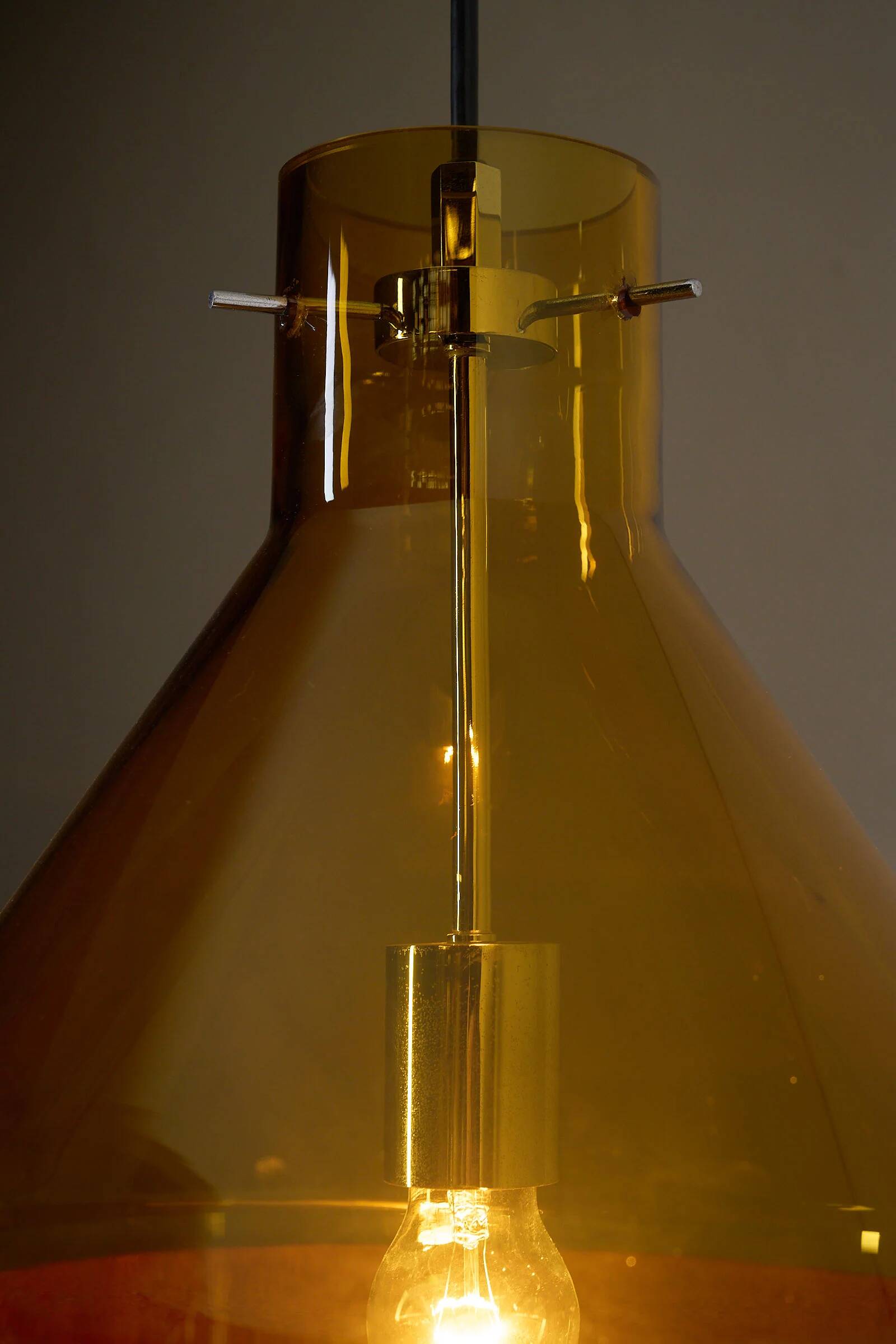 Suspension en verre ambré et cuir par J.T. Kalmar