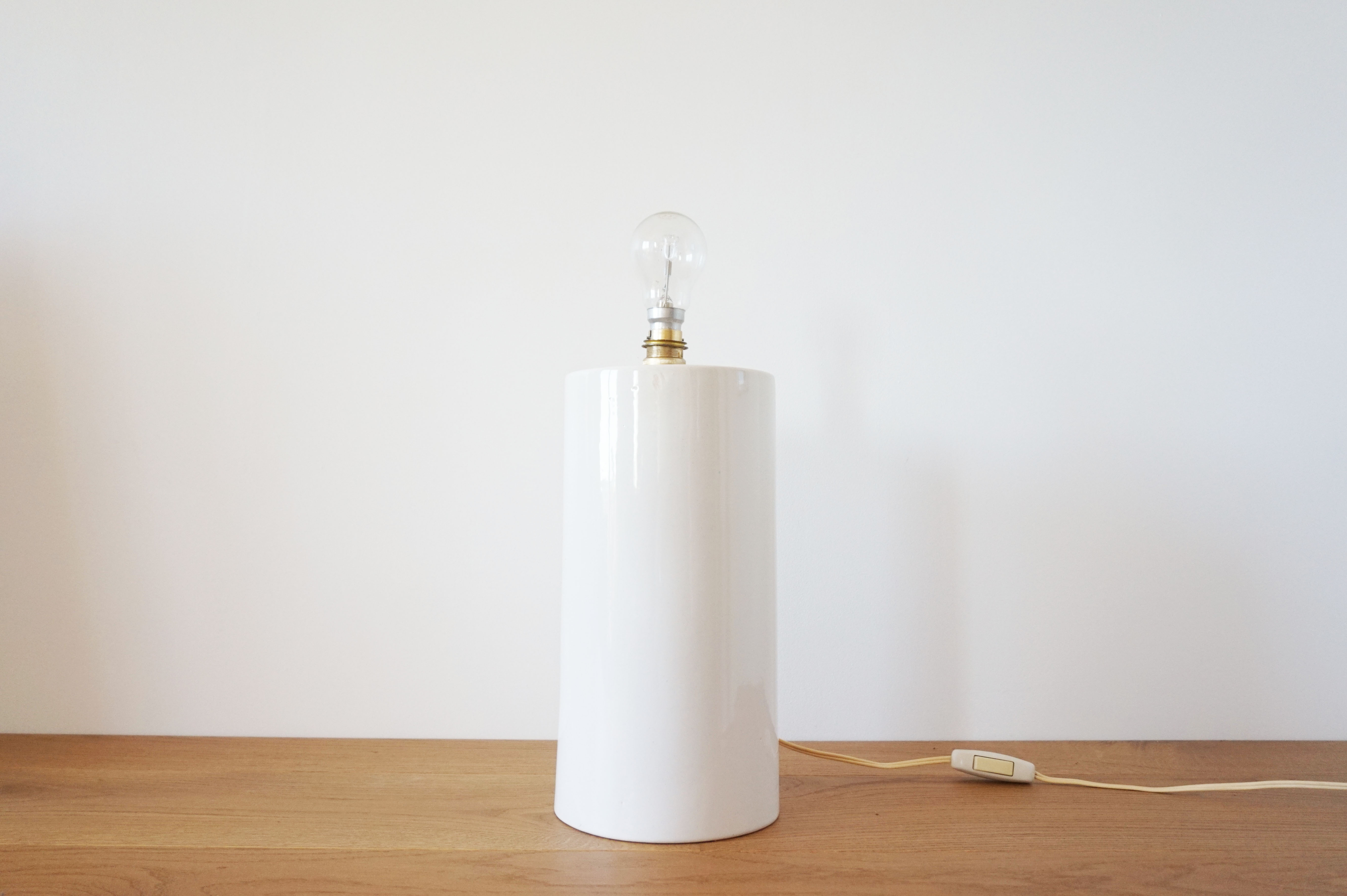 White ceramic lamp stand