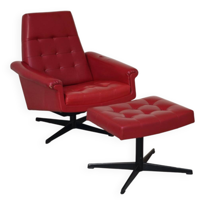 Fauteuil pivotant et repose pied en simili cuir rouge par Up Zavody 1970