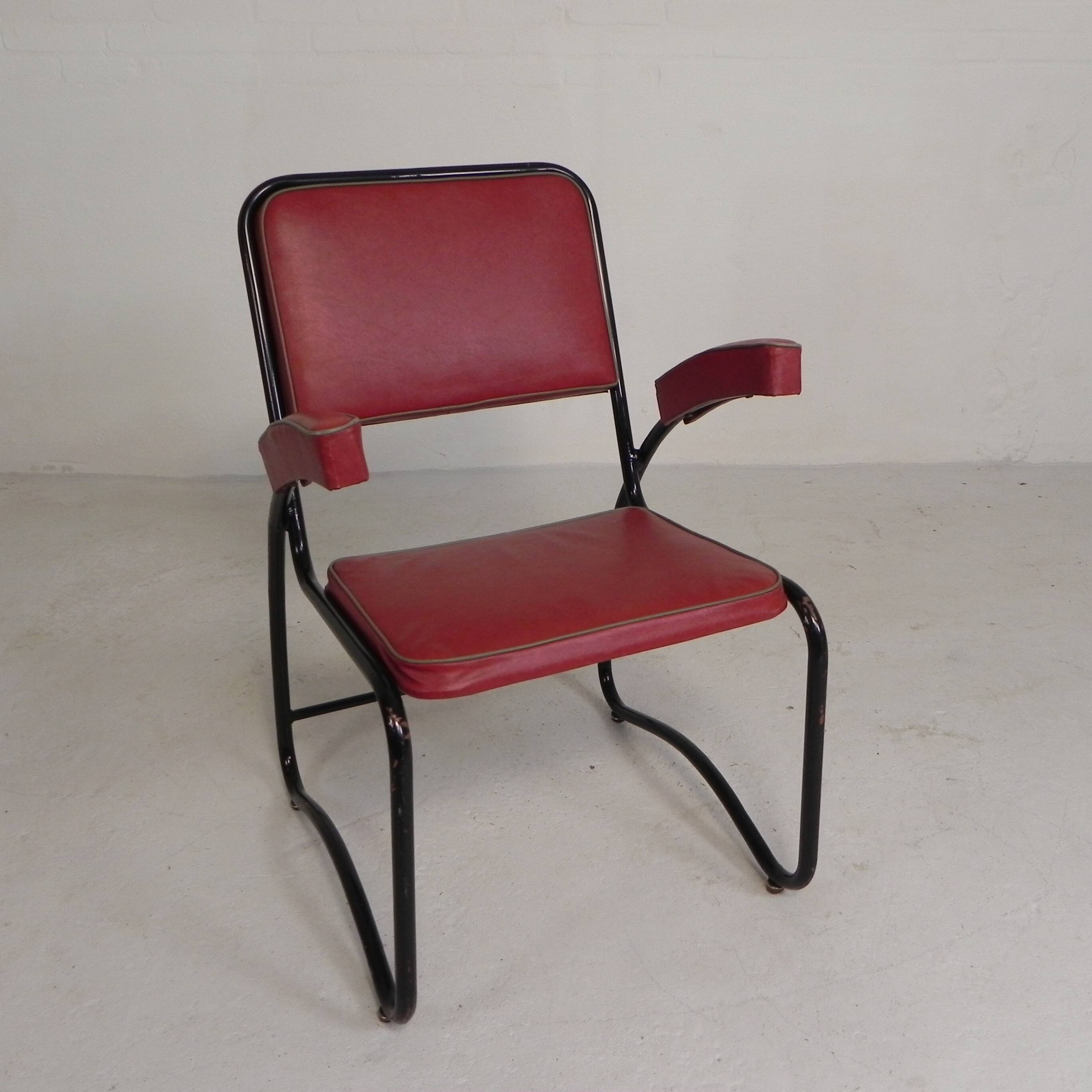 Set of 4 armchairs and a coffee table with tubular structure in Bauhaus style, 1950s.