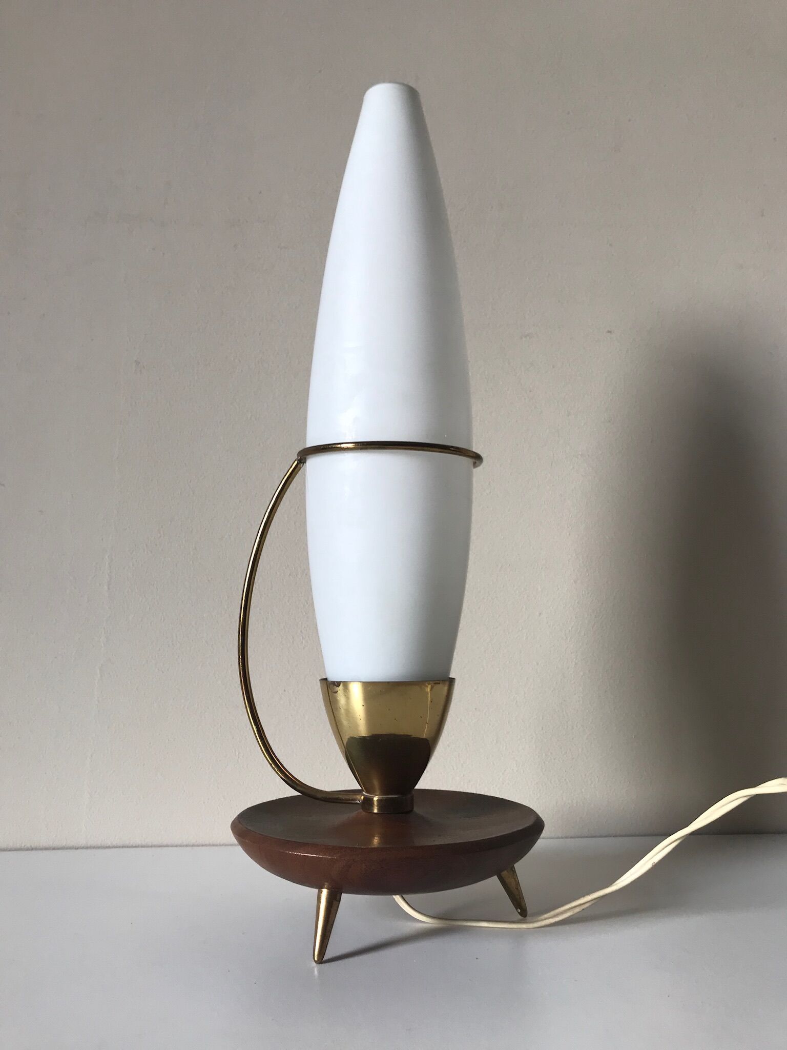 Lampe tripode teck et opaline vintage 1960