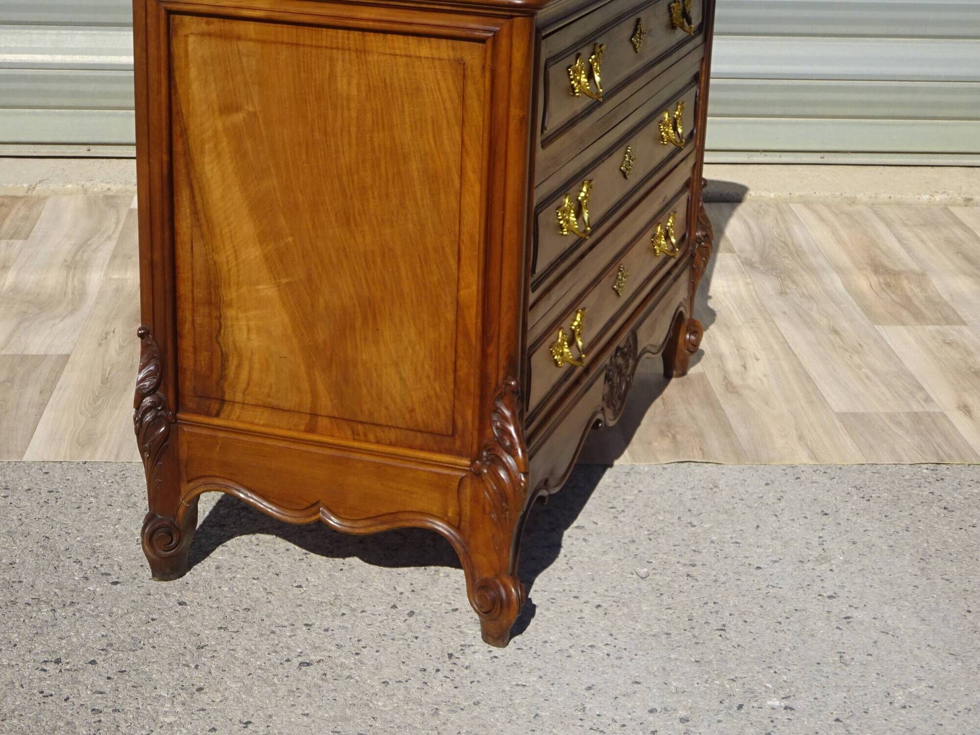 Commode en noyer Louis XV avec miroir