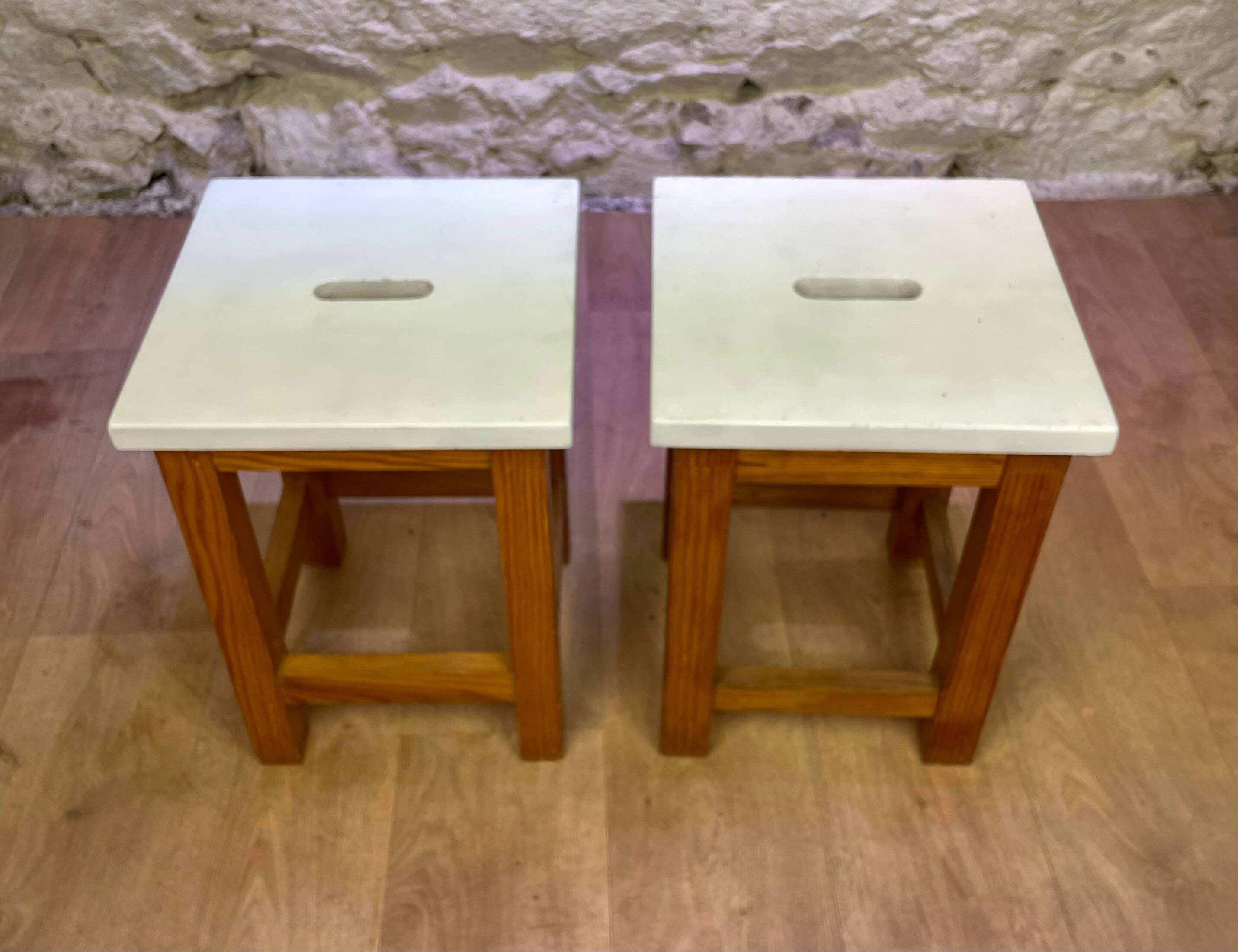Paire de tabourets en pin assise carrée