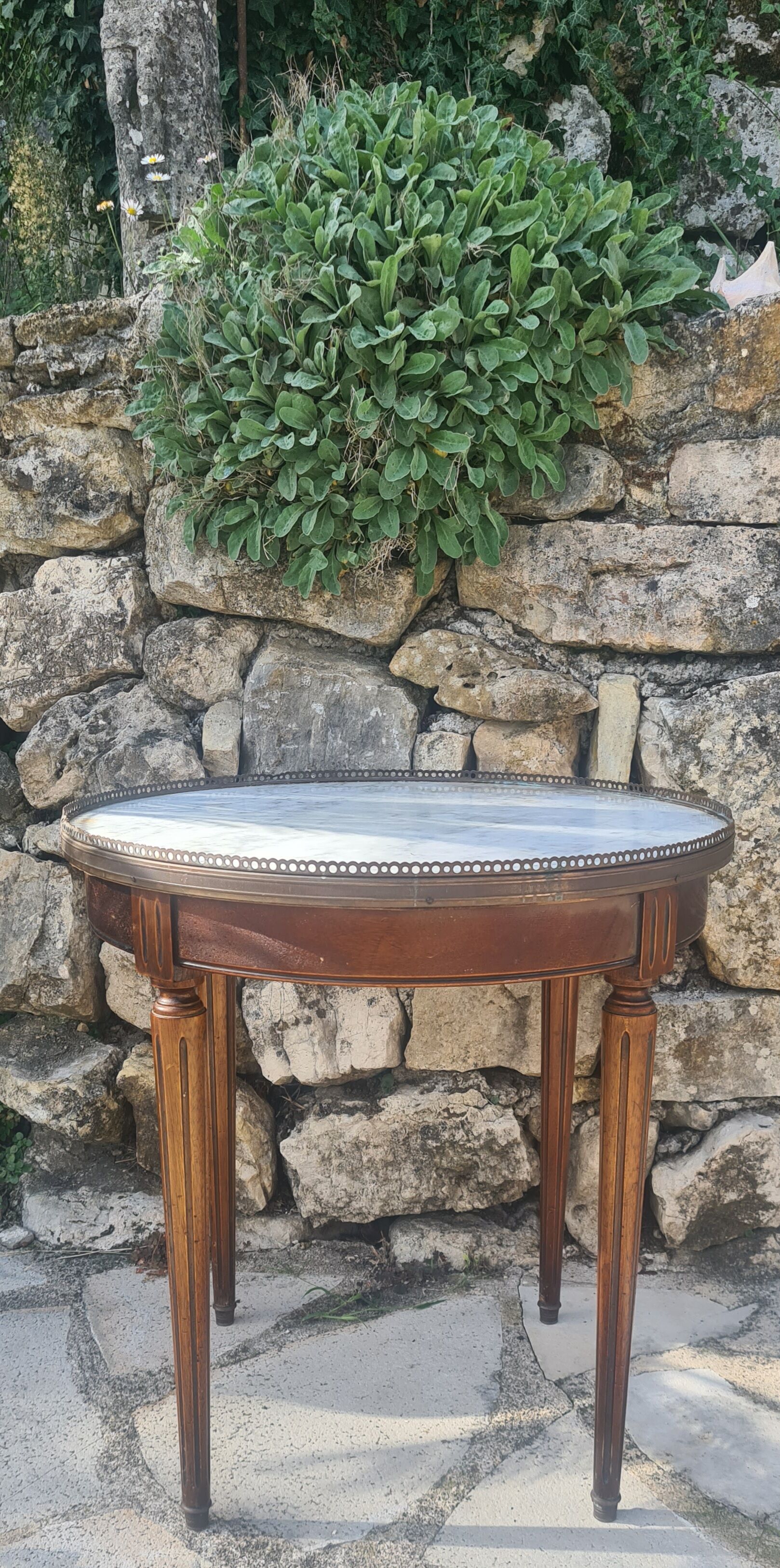 Table bouillotte style Louis XVI avec plaque de marbre et galerie en laiton