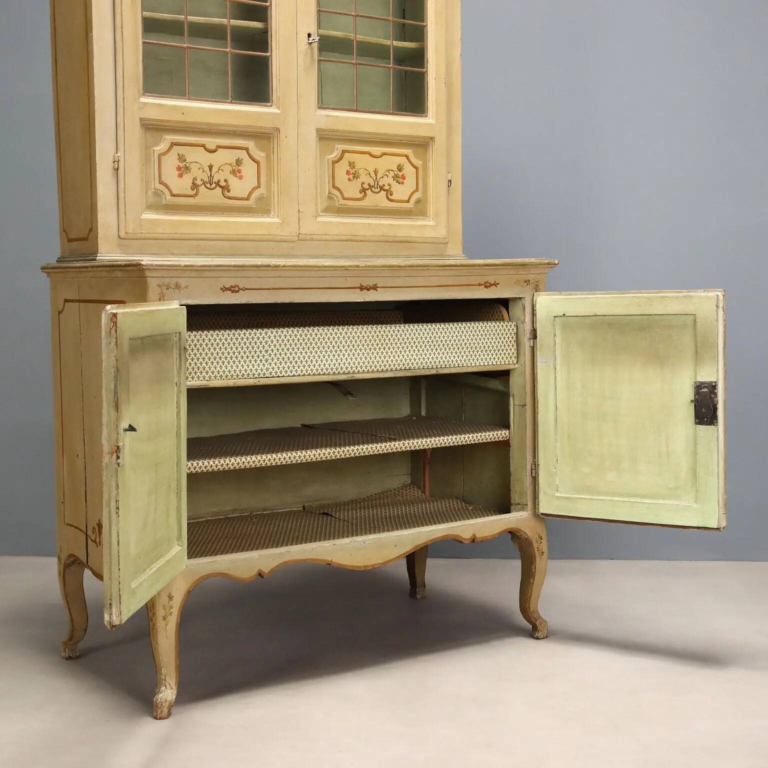 Buffet baroque ancien en bois laqué XVIIIe siècle